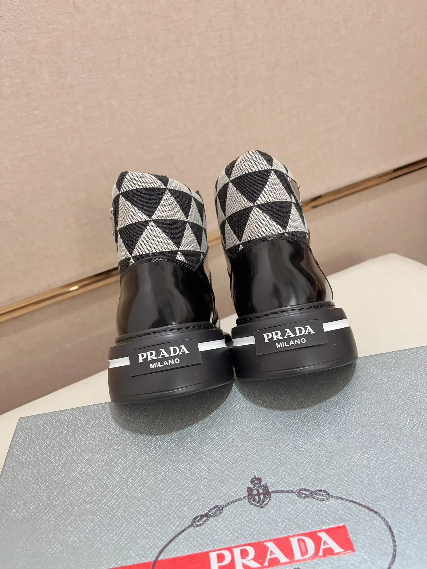 Men's shoes 💰 620💰 ✔️✔️✔️High-quality new PRADA counters are launched at the same time. The new men's shoes and 😘fabric are made of selected first-layer cowhide and triangle △ fabric. Lining: Full cowhide lining. 👍🏿 High-end ☄️ air-cushion molded anti-slip rubber outsole, exquisite lines, simple and elegant, comfortable and high-end for leisure travel. Code number: 38 to 44. 45 can be customized and cannot be returned or exchanged!